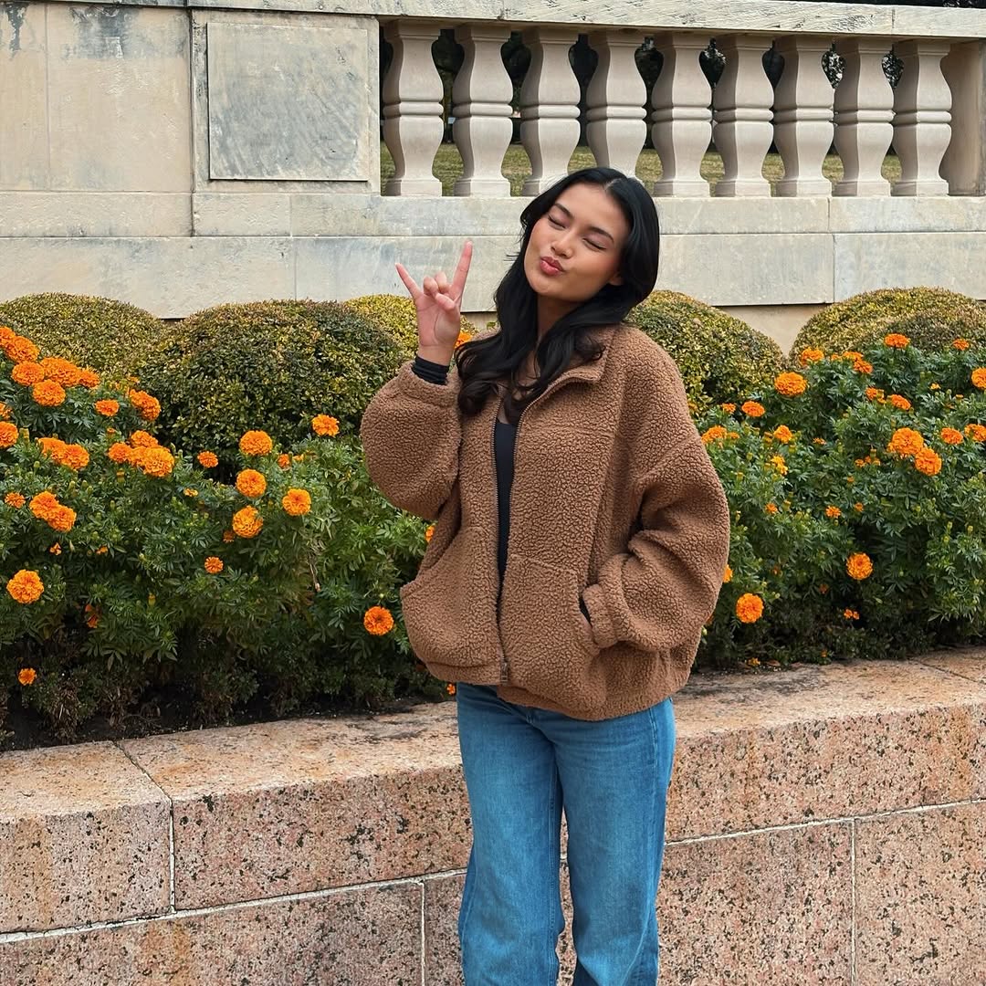 horns up, jacket on \ud83e\udd18 \n\nlooking forward to spring semester! \n\n